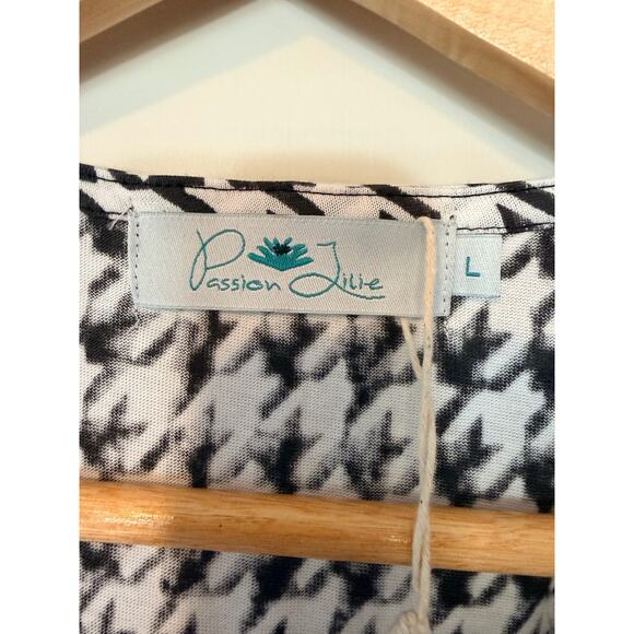 Passion Lillie Houndstooth Honey
Organic Jumpsuit Size Large, NEW - Picture 7 of 8